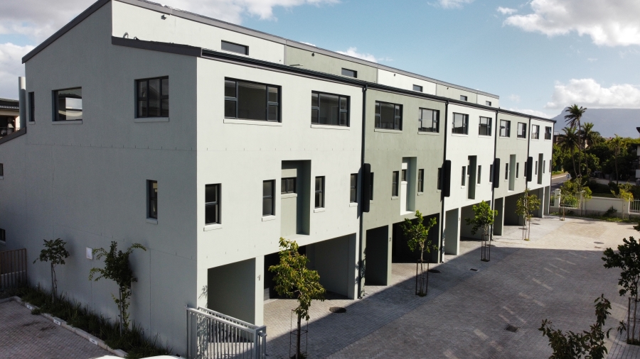 To Let 4 Bedroom Property for Rent in Royal Ascot Western Cape